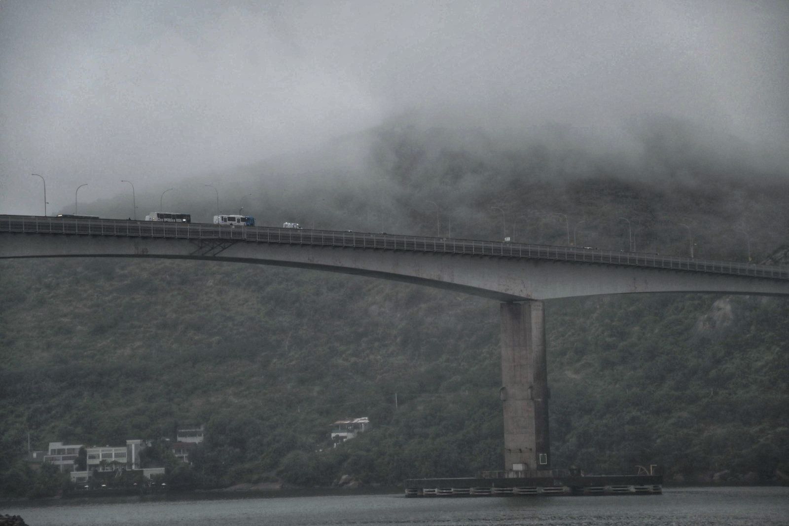 Terceira ponte - tempo nublado