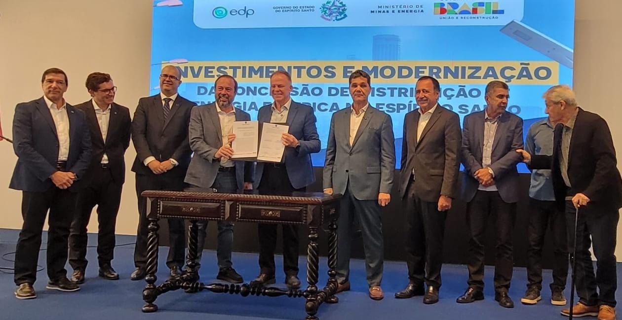 Autoridades assinaram, no Palácio Anchieta, a renovação de concessão do fornecimento de energia no ES à EDP. Crédito: Divulgação EDP