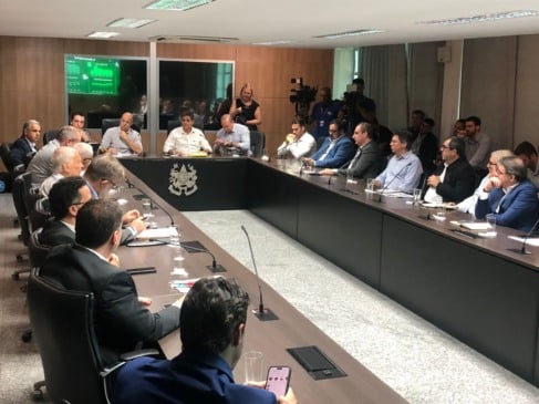 Representantes do agro capixaba e membros do comitê que acompanha o aumento de tarifas dos EUA se reuniram pela primeira vez no Palácio da Fonte Grande, em Vitória. Crédito: Edu Kopernick