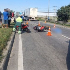 acidente com motos deixa motociclista morto
