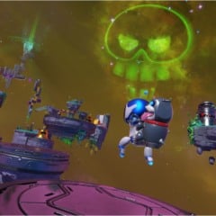 Astro Bot flutuando no espaço diante de uma galáxia roxa brilhante, cercado por planetas bizarros e acompanhado por bots temáticos de outros jogos como Atsu e seu cachorrinho.
