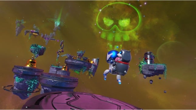 Astro Bot flutuando no espaço diante de uma galáxia roxa brilhante, cercado por planetas bizarros e acompanhado por bots temáticos de outros jogos como Atsu e seu cachorrinho.