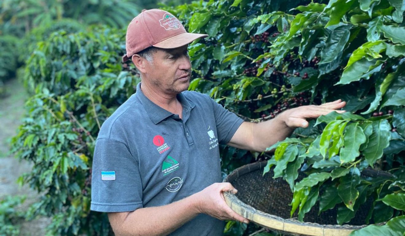 Deneval Miranda produz café arábica no Sítio Cordilheiras, em Iúna (ES). Foto: Breno Ribeiro