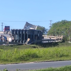 caminhão tomba em Vila Velha