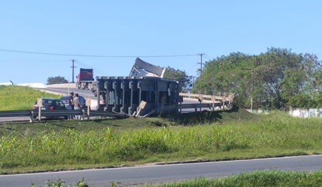 caminhão tomba em Vila Velha