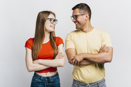 Imagem mostra casal, se olhando de lado, sorrindo, representando cantadas nerd.