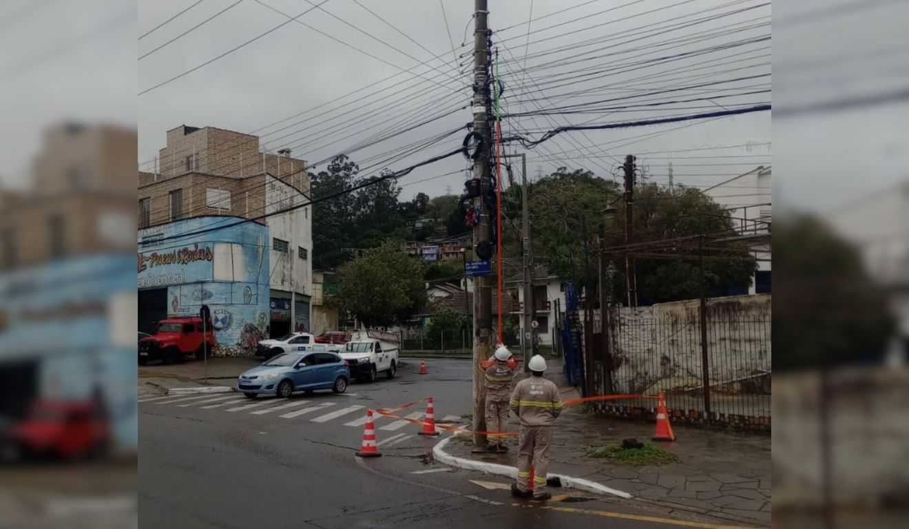 Equipe da CEEE Equatorial atua em área impactada pela passagem de ciclone extratropical no RS.