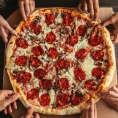 Confira pizzarias em promoção neste Dia da Pizza (Foto: Canva)