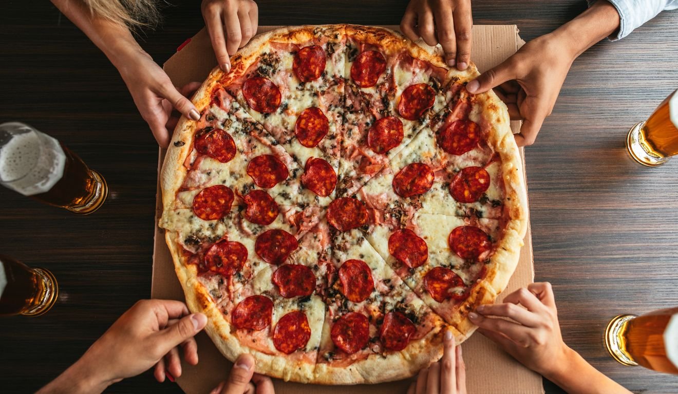 Confira pizzarias em promoção neste Dia da Pizza (Foto: Canva)