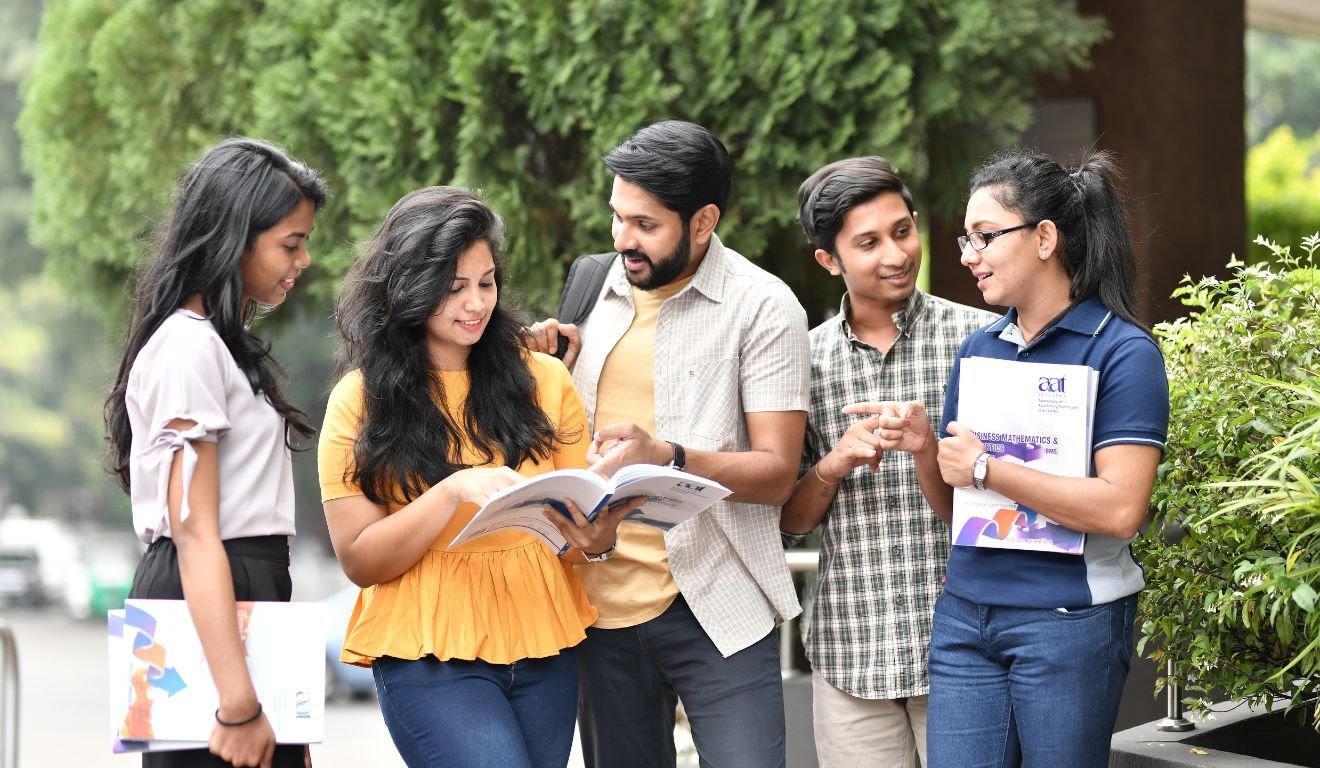 A vivência profissional no ensino médio pode ajudar jovens a fazer escolhas de carreira mais conscientes e alinhadas com seus valores. Foto: Canva
