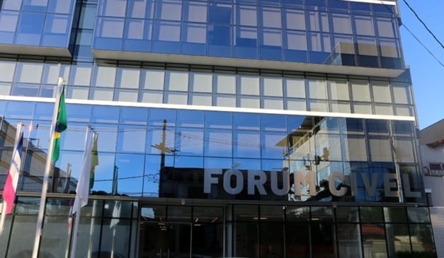 Fórum Cível de Vitória, na Enseada do Suá.