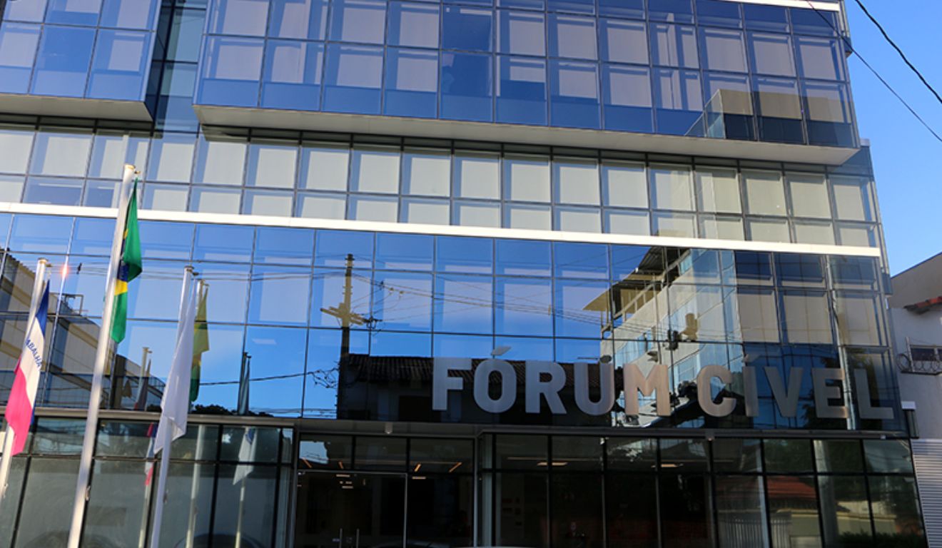 Fórum Cível de Vitória, na Enseada do Suá.