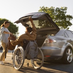 Pessoa com deficiência em carro adaptado