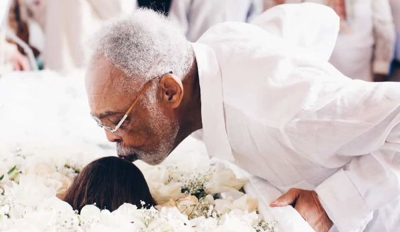 Gilberto Gil se despediu da filha com um beijo (Foto: Lia Maciel/ @cemiteriodapenitenciarj)