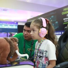 Crianças e jovens interagem com jogos digitais na Headscon Espírito Santo 2025, evento voltado à inovação, cultura e juventude no CEET Vasco Coutinho.