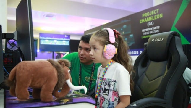 Crianças e jovens interagem com jogos digitais na Headscon Espírito Santo 2025, evento voltado à inovação, cultura e juventude no CEET Vasco Coutinho.