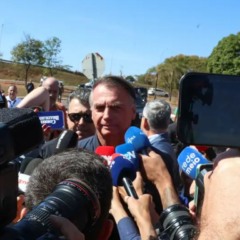 Jair Bolsonaro dá entrevista sobre medidas cautelares
