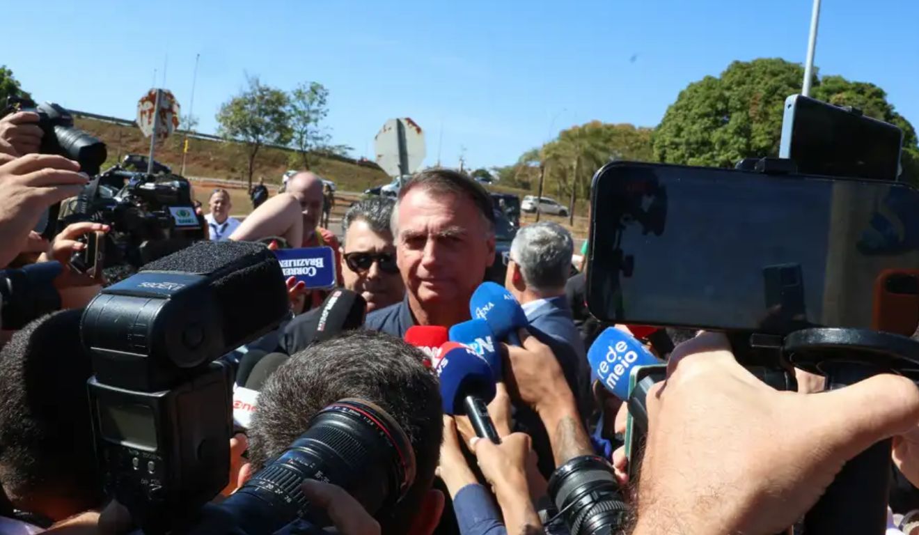 Jair Bolsonaro dá entrevista sobre medidas cautelares