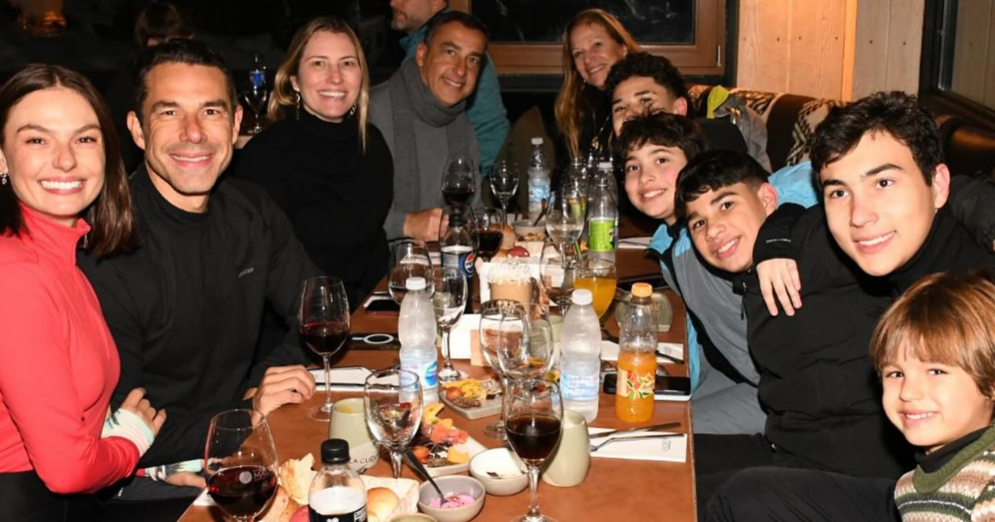 Marcus Buaiz curte viagem em família com Isis, irmã, mãe e filhos: