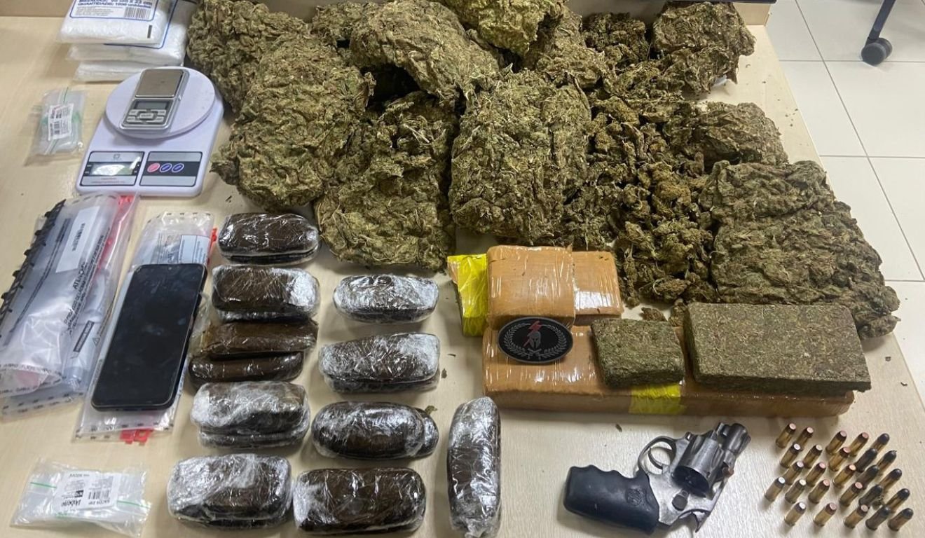 drogas e armas apreendidos no ourimar