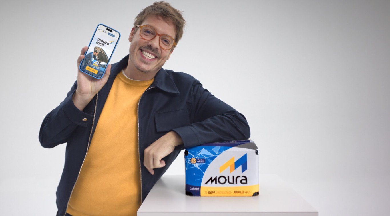 Fábio Porchat estrela campanha de Baterias Moura, criada pela Ampla, para divulgar serviço de delivery da marca