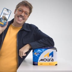 Fábio Porchat estrela campanha de Baterias Moura, criada pela Ampla, para divulgar serviço de delivery da marca