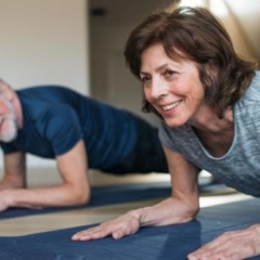 casal com mais de 50 anos faz exercícios físicos