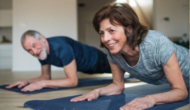 casal com mais de 50 anos faz exercícios físicos