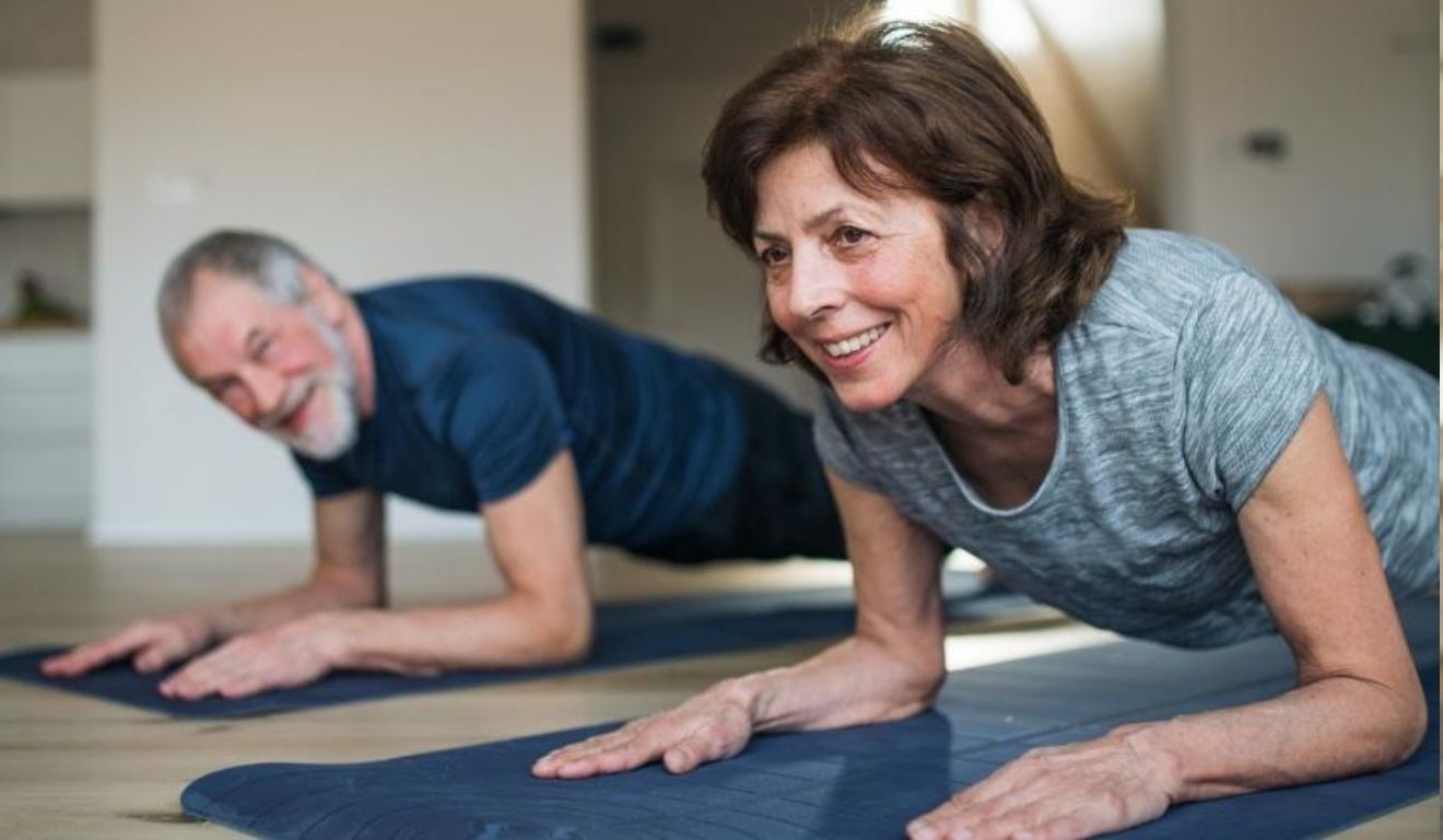 casal com mais de 50 anos faz exercícios físicos