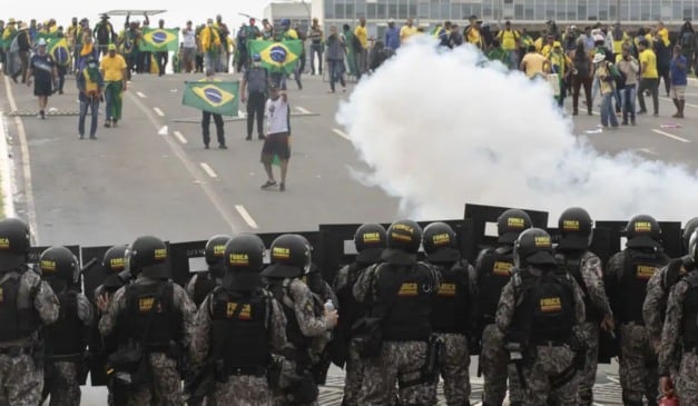 Polícia durante atos golpistas em 8 de janeiro de 2023