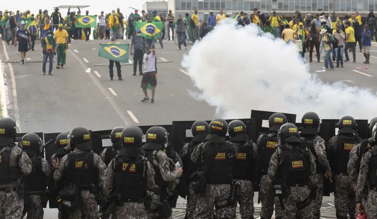Polícia durante atos golpistas em 8 de janeiro de 2023