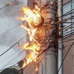 Poste pegou fogo perto de hospital
