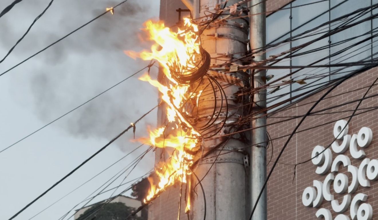 Poste pegou fogo perto de hospital Poste pegou fogo perto de hospital