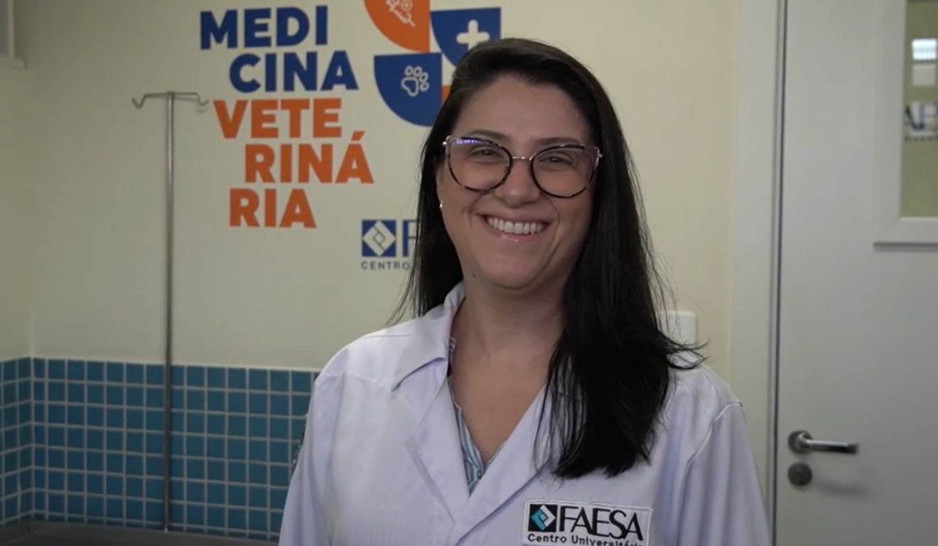 A professora de Medicina Veterinária da Faesa Manoela Pimentel