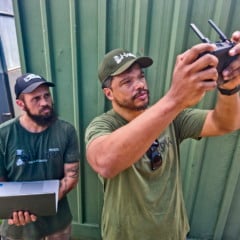 Professor Áureo Banhos e o pesquisador Paulo Quadros utilizam drone para monitorar ninhos de harpia na Mata Atlântica
