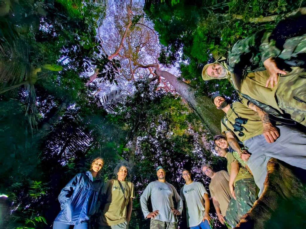 Equipe de pesquisadores reunida durante expedição do Projeto Harpia em área de floresta