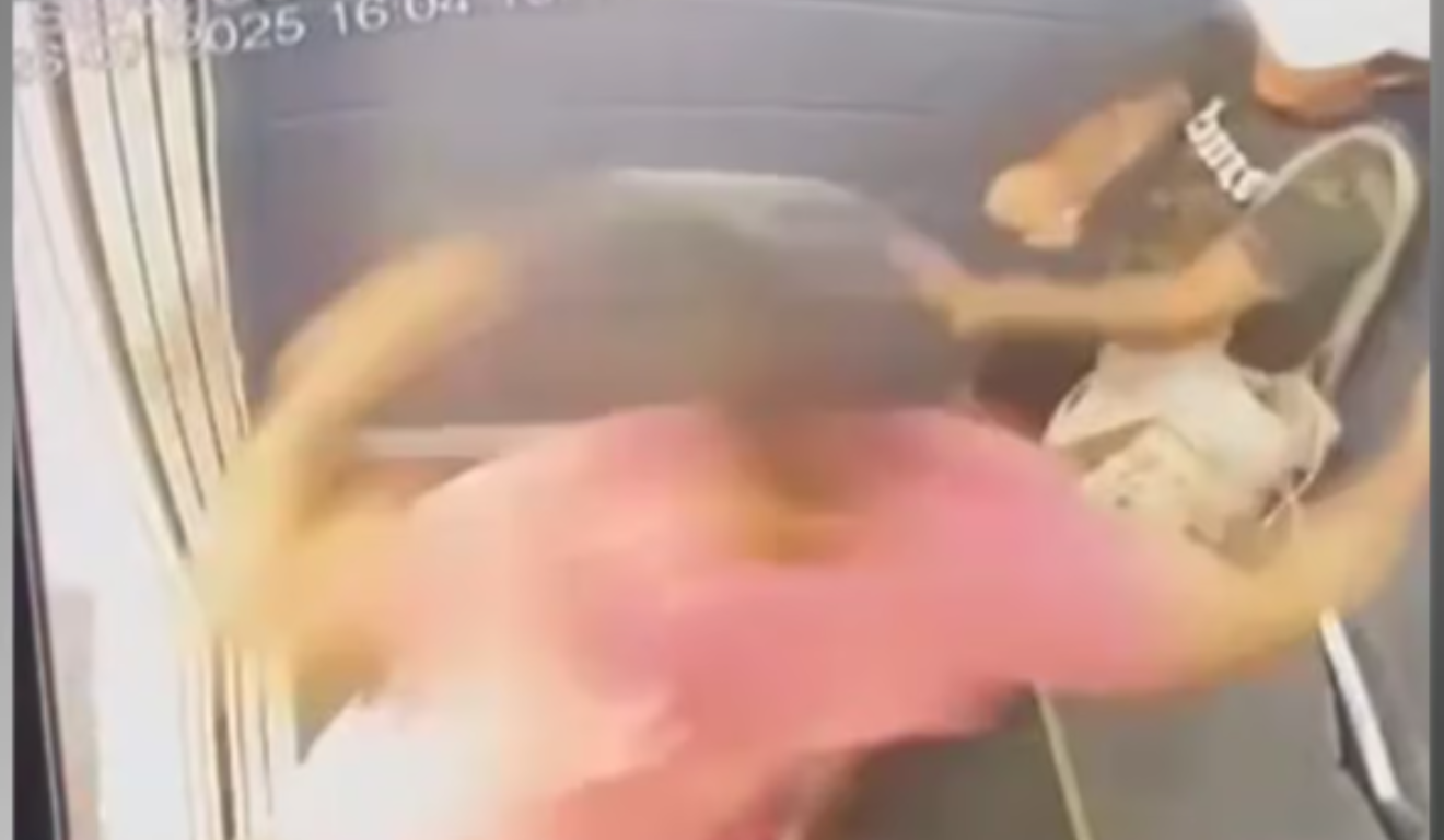 Homem dá soco em elevador