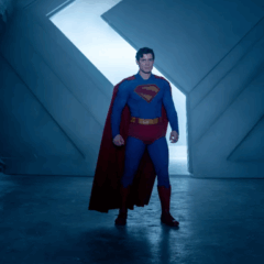 Still do filme Superman (2025), mostrando o personagem principal, vivido por David Corenswet