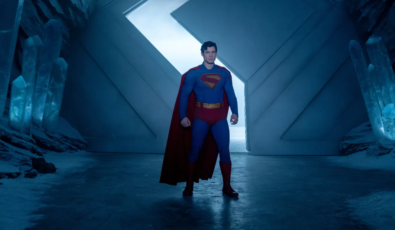 Still do filme Superman (2025), mostrando o personagem principal, vivido por David Corenswet
