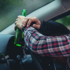 Homem dirigindo alcoolizado. (Foto: freepik)