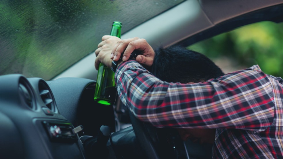 Homem dirigindo alcoolizado. (Foto: freepik)