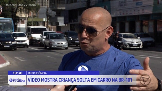 Criança é flagrada em cima de bagageiro de carro na BR-101