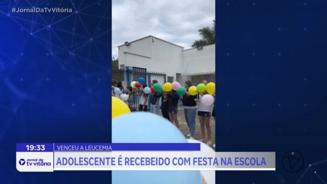 Menino vence leucemia e é recebido com festa na escola