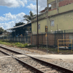 Linha de trem em Flexal 1 (Foto: Thiago Soares)