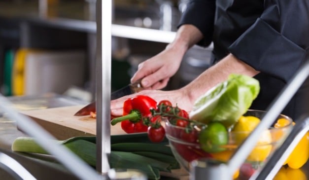 Clássicos como moqueca, mijadra, onigiri e boulette bourguignon estarão no menu. Foto: Freepik