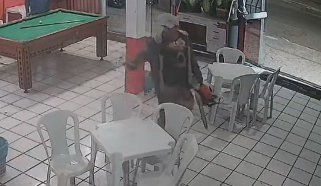 Suspeito tentou agredir clientes com a motoserra. Foto: Reprodução