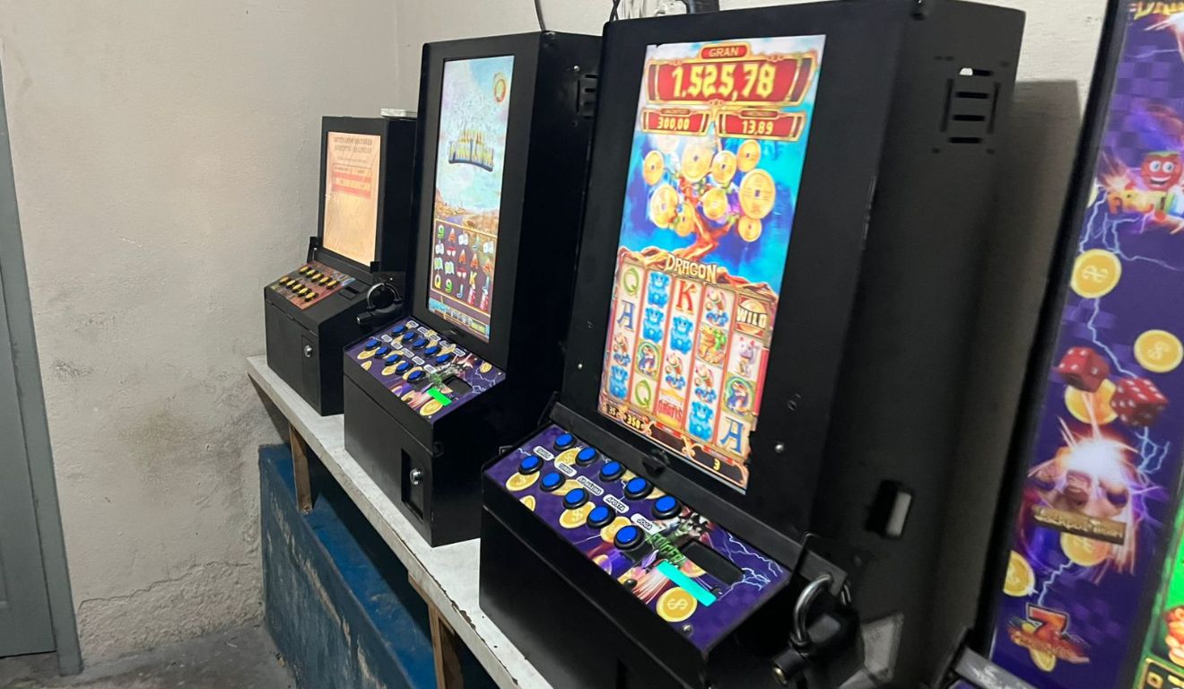Máquinas de caça-níqueis foram encontradas dentro de bar em Viana. Foto: Divulgação/Prefeitura de Viana
