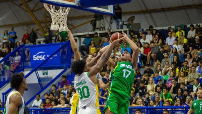 Seleção Brasileira de Basquete no Sesc de Guaparari. Jogo de Exibição.