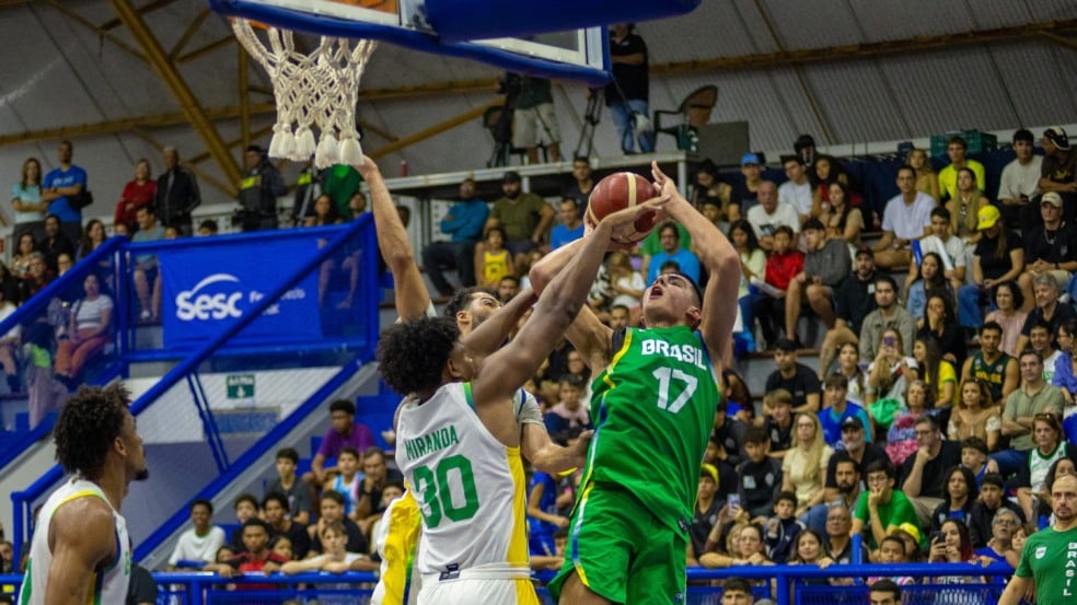 Seleção Brasileira de Basquete no Sesc de Guaparari. Jogo de Exibição.