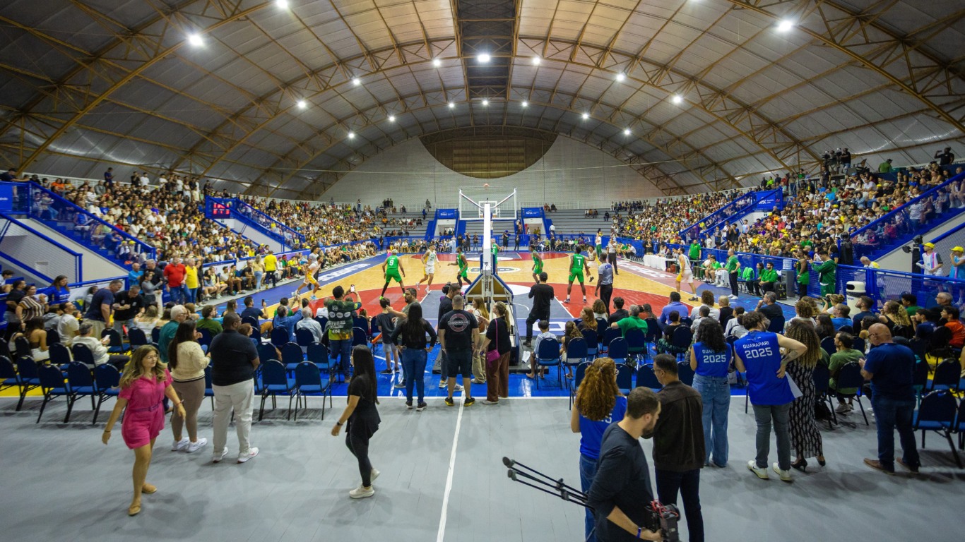 Seleção Brasileira de Basquete no Sesc de Guaparari. Jogo de Exibição.
